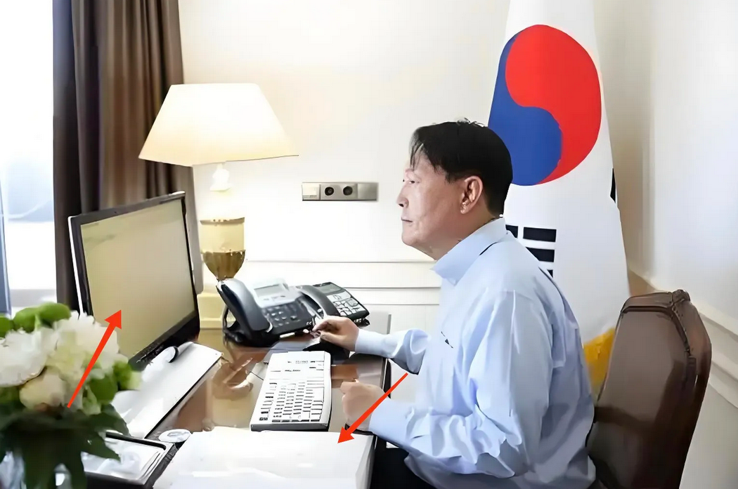 尹锡悦工作照竟成“翻车现场”！本想借摆拍展示勤勉形象，未料高清镜头下无所遁形，电