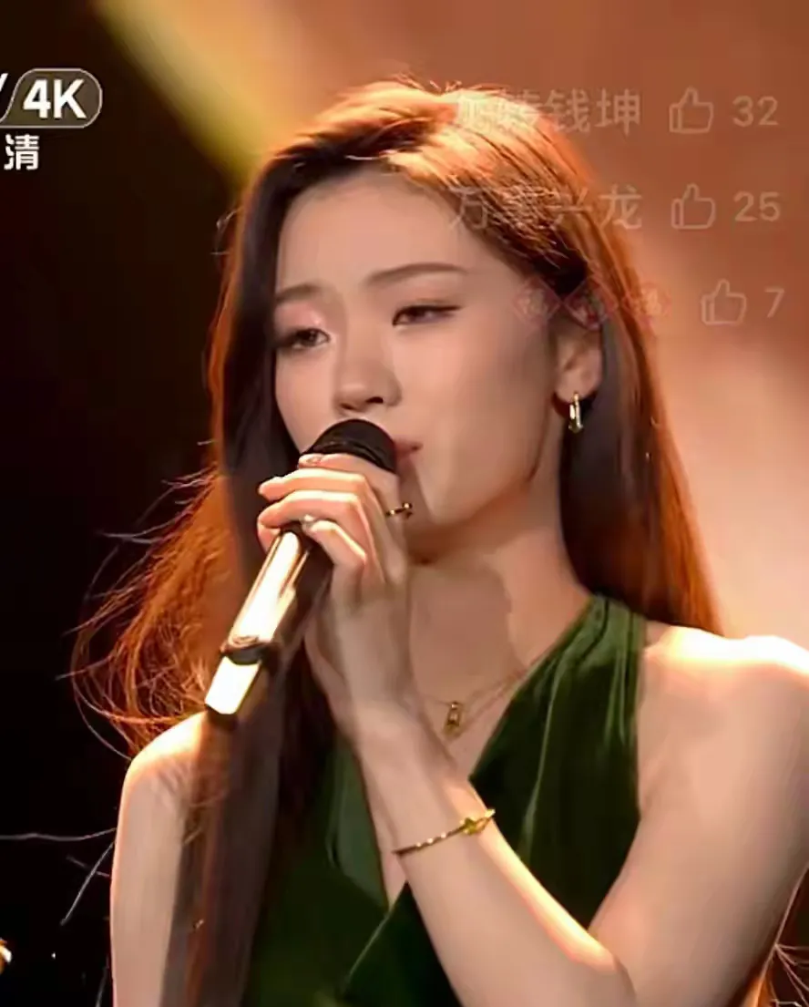 单依纯真的是给别人做嫁衣的女歌手，明明把海来阿木的歌曲《不如见一面》唱得更有水准