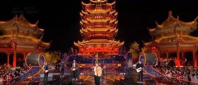 “乙巳蛇年，广播电视总台准备了精彩纷呈的节目陪您欢度春节假期。” 这一看就知道，