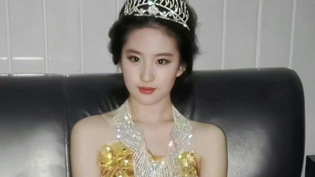 刘亦菲：19岁惊艳四座，金鹰女神荣耀加冕，开启璀璨星途