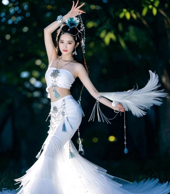 刘亦菲最新孔雀公主造型来喽!翩然起舞的她像不像神话故事中那只具有神奇力量的孔雀?