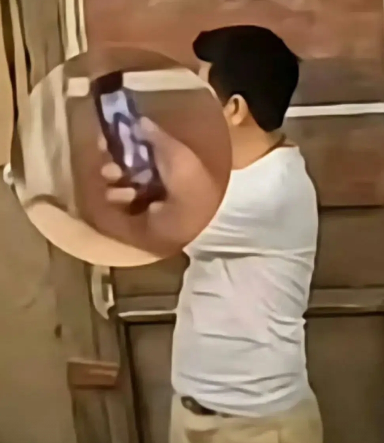 10月22日，黄圣依满头绿……
杨子半夜偷手机打视频的人是李隽子，这哥是真爱啊，