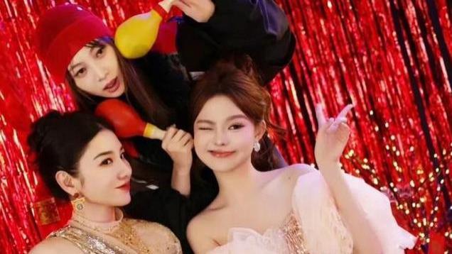 黄奕女儿太早熟，11岁身高近1米7，礼服裹身凸显身材，腰臀比绝了