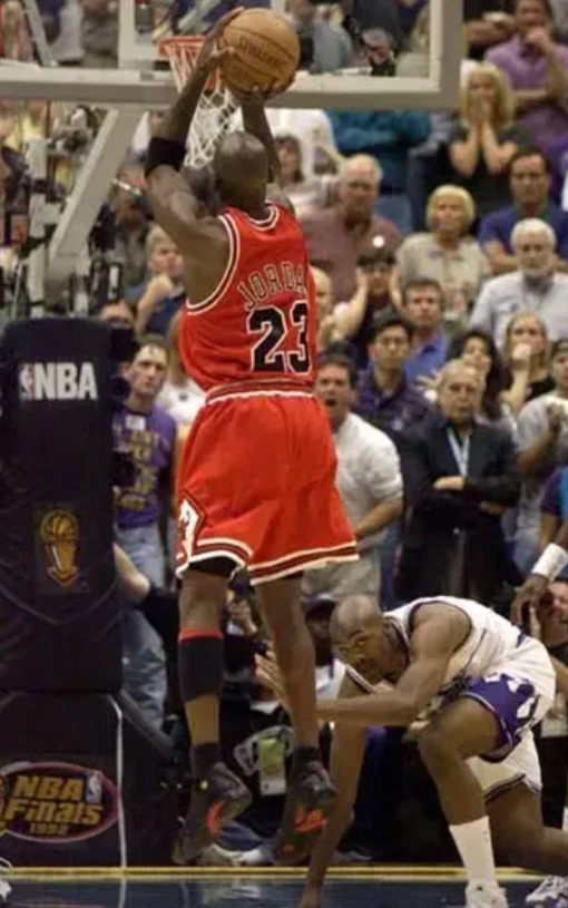 有一说一，乔丹的后仰跳投水平被高估了。

看了乔丹不少集锦，发现一个规律，乔丹很