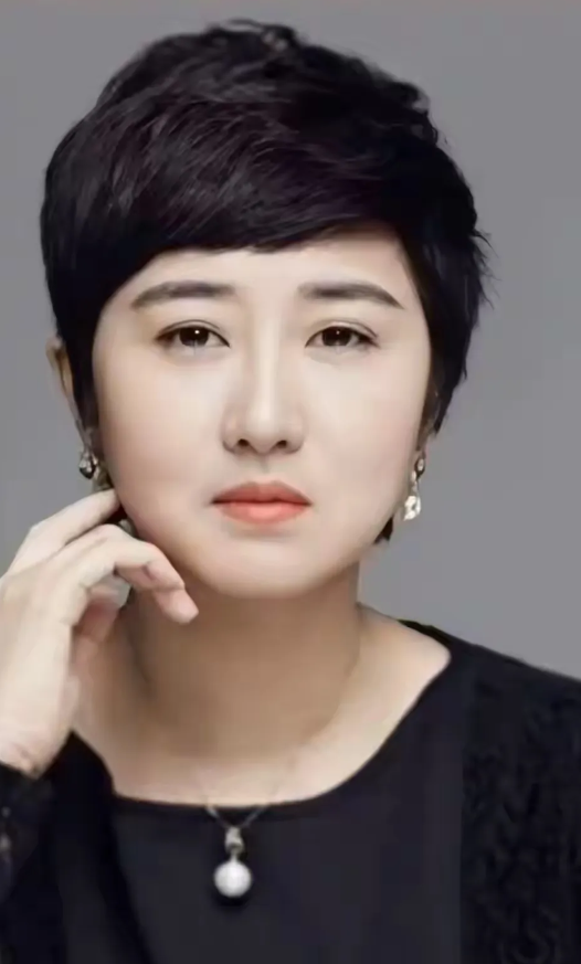天天看张纪中导演晒现在的家庭，甚至现在的年轻老婆生孩子的事情，实际上张纪中和前妻