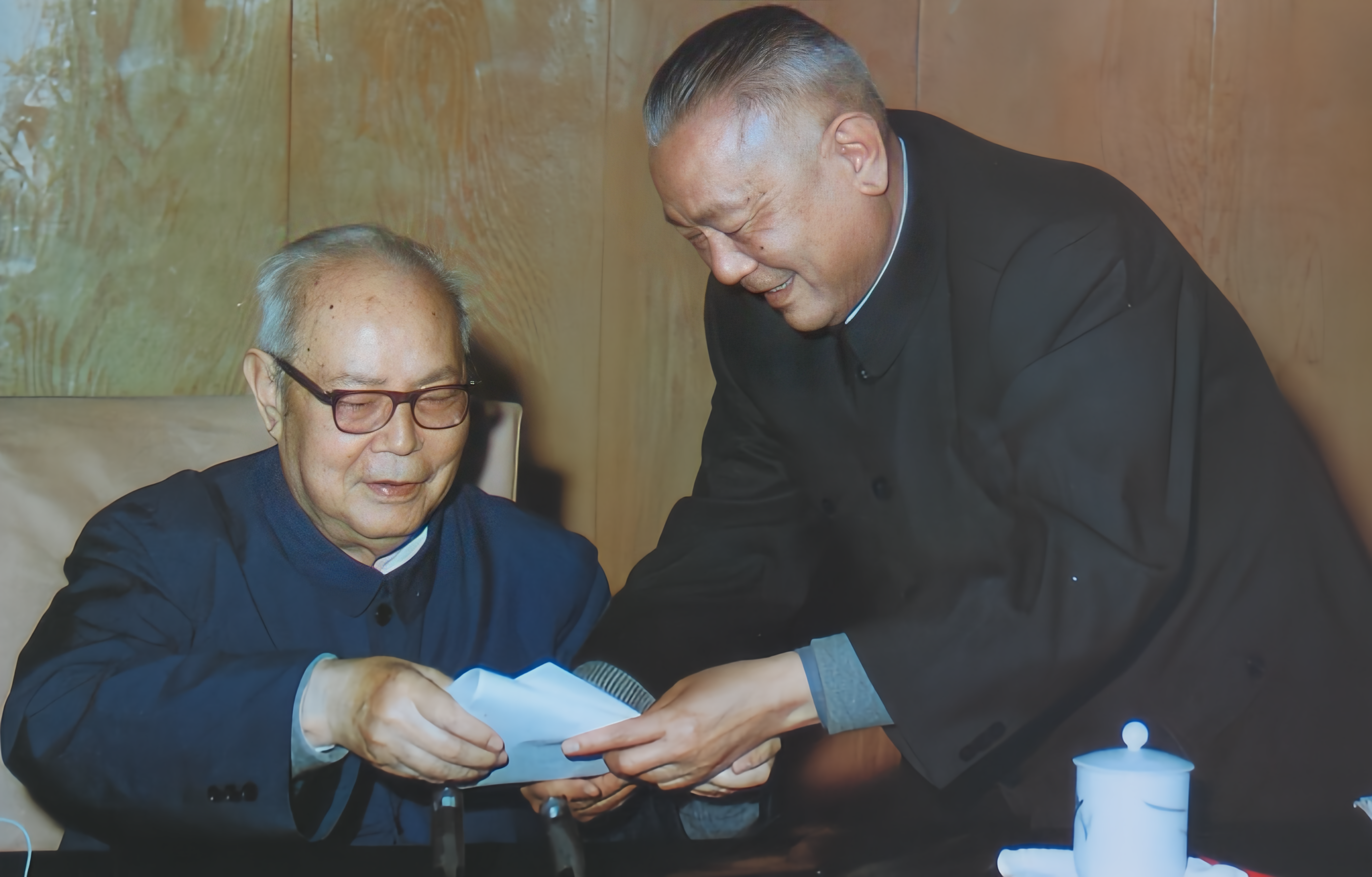 1986年10月22日，叶剑英元帅不幸病逝，李先念非常悲痛，他给叶剑英的亲属写信