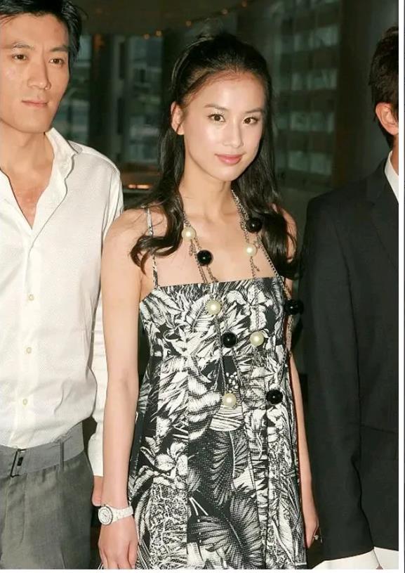 知情人说：黄圣依17年的婚姻并不幸福呀。

第一，经济上杨子掌握大权，让黄圣依接