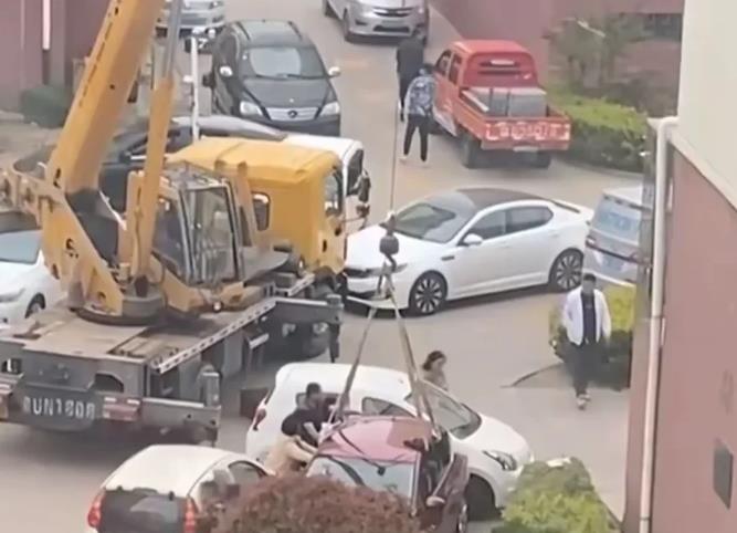 男子下班后发现自家的车位上停一辆轿车