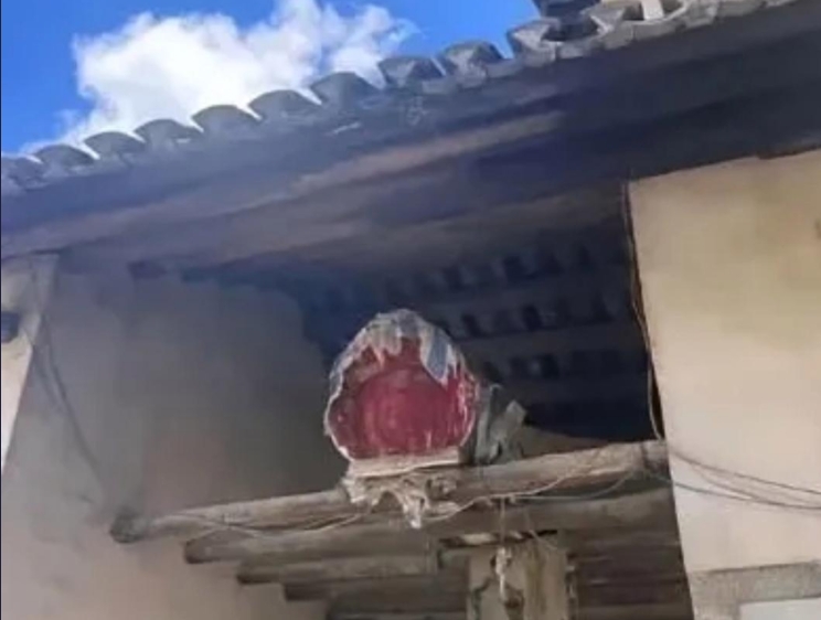 第一次去男朋友家，一进门就发现了这个。上面是什么？好像放的时间还不短。