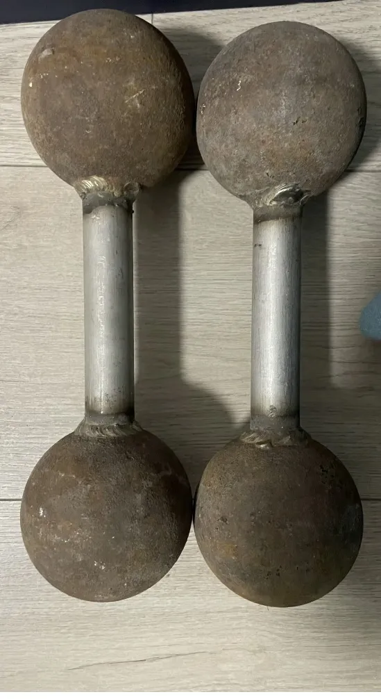我爸听说我要买哑铃锻炼身体，连忙说要送我一对，等他从库房里面拿出来后，看着这一对