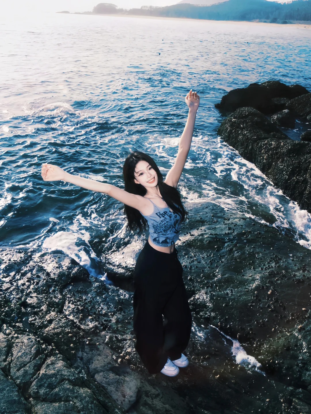 这样的人生照片到底都是谁在拍啊
当然是我啦哈哈哈哈哈  海边 落日 闪光灯 真的