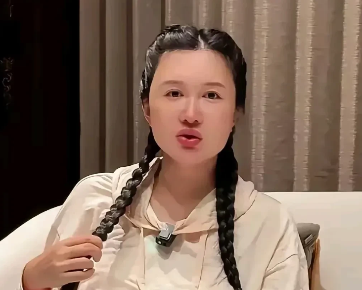 张纪中老婆杜星霖哭了，她没有安全感，生完四胎以后她变胖了，发福明显。