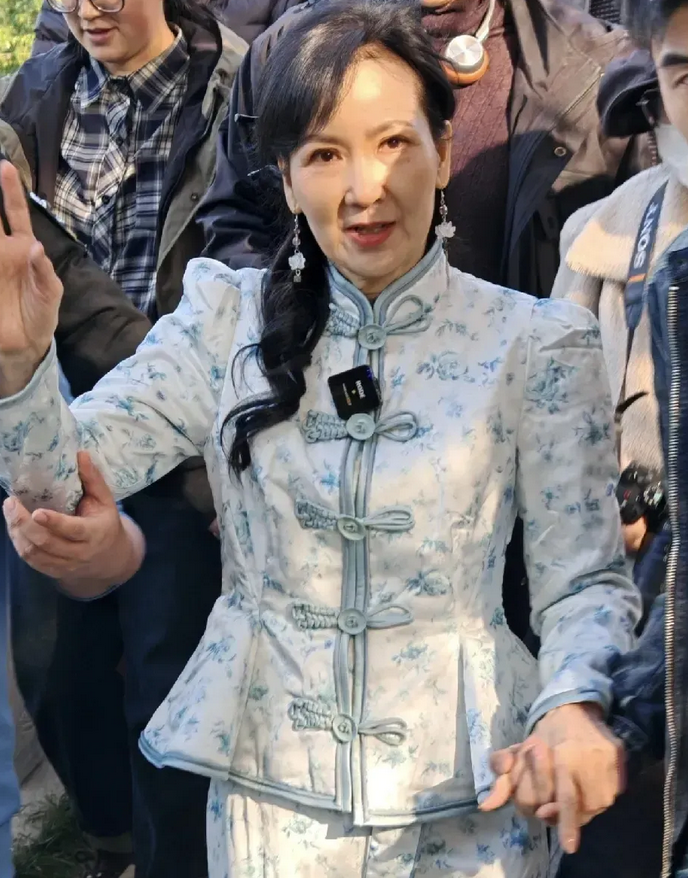 这才是真实的小青，
已经是老奶奶的模样，走路也需要人搀扶。
陈美琪今年已经66岁