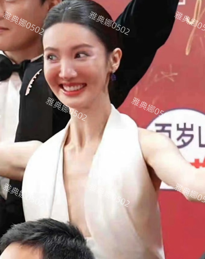 金晨现在的脸真是一言难尽啊，无论怎么用力的微笑都是一个表情，硅胶感太强了。