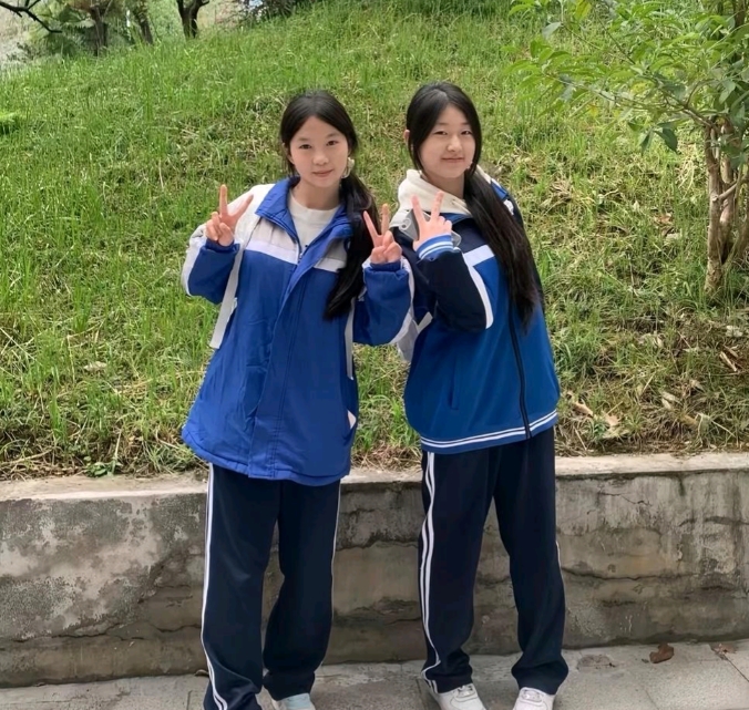 😉今天遇到两个超可爱的小学生，他们问我：“你会和我们两个小学生一起玩吗？”那纯