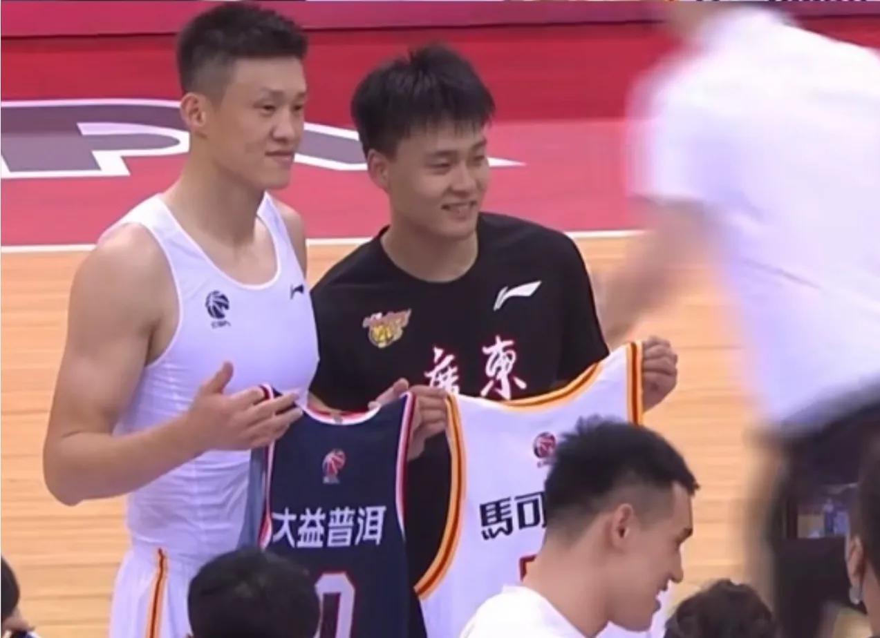 前车之鉴！放弃掉球队功勋，未来几年想要夺冠几乎不可能了！
1.广东：放弃了周鹏和