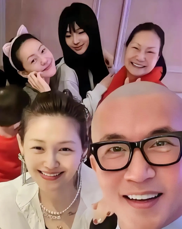 谁更深情，谁在表演？
1，汪小菲哭天抢地，淋雨
2，张兰，一个老年人，直播挣钱养