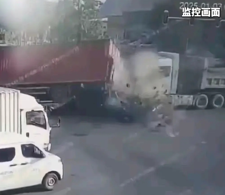 广东河源轿车撞大货车，不得不承认的三个事实：
1.轿车在发生事故前有意避开电动车