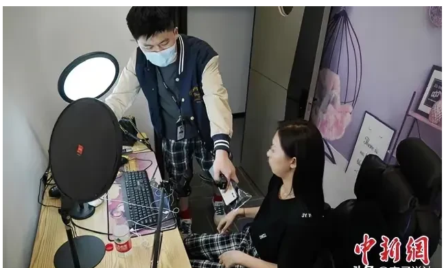 江苏南京，男子汤某与女主播相约在酒店开房，他开好房间以后，在房间等女主播时，女主