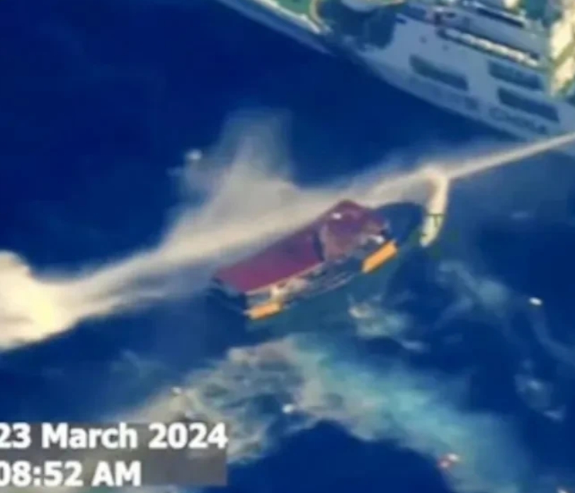 美媒彭博声称，中国正以水炮测试美菲共同防御条约的极限。

美国此前称，任何针对菲