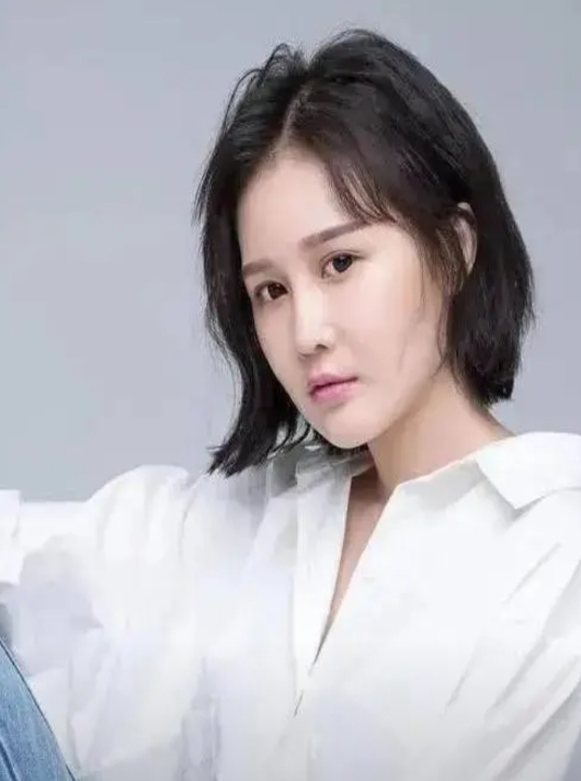赵本山闺女这回是真把网友整服了。

记者追问百亿家产分配问题，26岁的球球直接甩