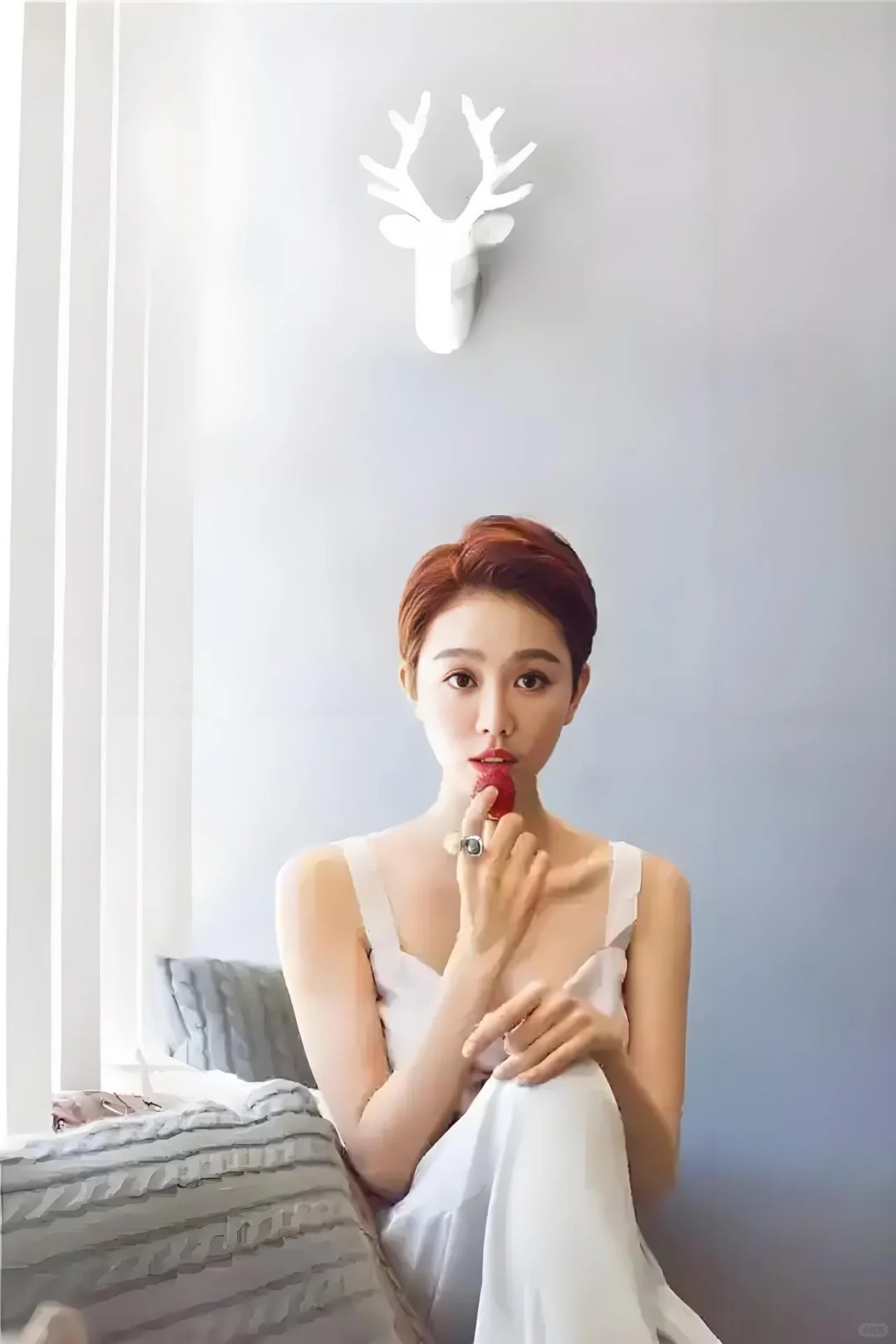 姜妍台下微笑，温柔暖阳照亮剧场每一刻