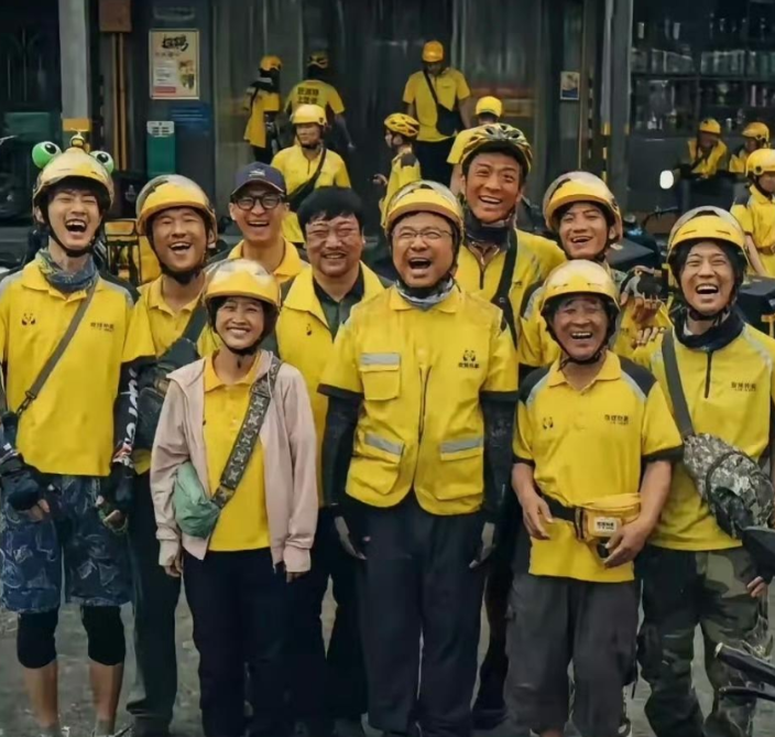 前面笑着的是演员，后面不笑的才是真的外卖员，挺讽刺的