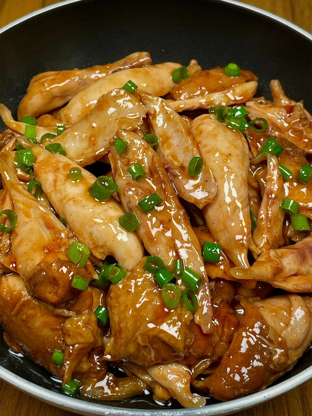 酱油手撕鸡嘎嘎香哇
鸡腿嫩滑入味，酱汁浓郁，巨香巨下饭！
做法简单，姐妹们，快安