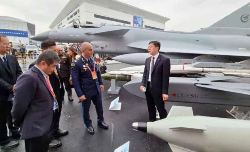 刚斥巨资引进枭龙战机，阿空军司令紧接着又前往考察歼-10，意在展现空军实力。
