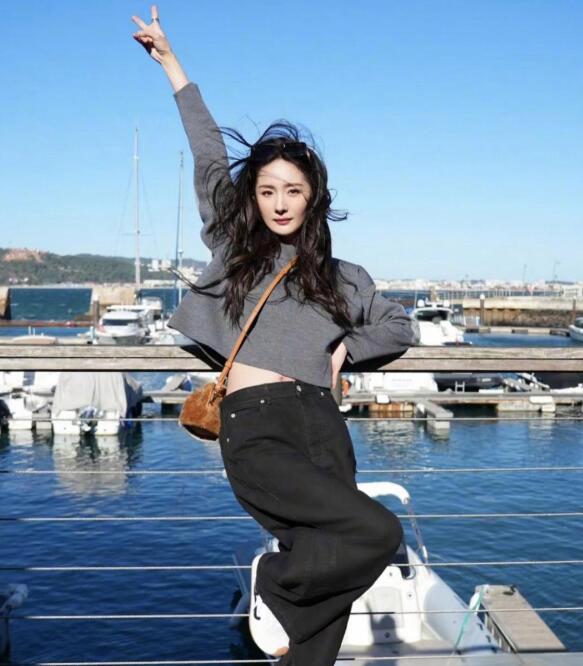 好可爱！杨幂又更新鬼马的旅游拍照姿势了

宝子们，幂幂又来给我们带来惊喜了！这次