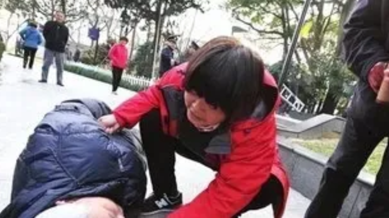 真无耻！上海，路人帮忙急救晕倒老人，被家属索赔8万元，理由：你弄坏了她的假牙。法