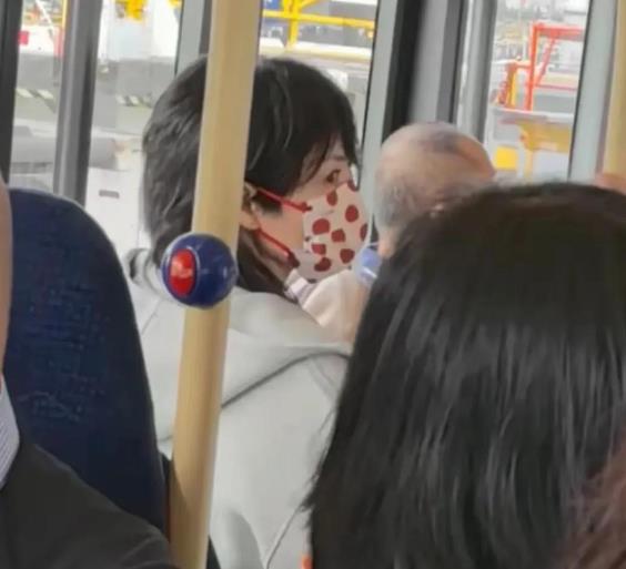 王菲作为华语乐坛传奇，以空灵嗓音和独特个性风靡多年，众多经典作品传唱至今。近日，
