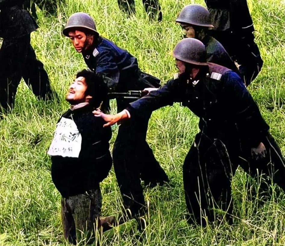 1990年，枪决西北悍匪魏振海的现场，照片中魏振海被五花大绑地跪在草丛中，一把上