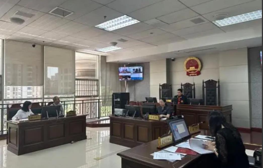 在上海，有位大爷打麻将时对一位 0岁的女牌友动了心，为表爱意，大爷豪掷141万，