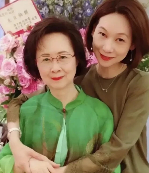 豪门媳妇不好当，琼瑶儿媳也是过五关斩六将才嫁豪门的！


琼瑶选演员都已是千挑万