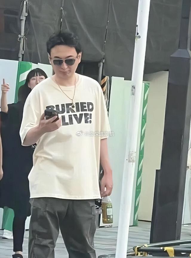 王思聪新加坡被偶遇，大肚油头还有精神小妹作陪，网友：眼光真差（王思聪新爆料）-第24张图片-九妖电影