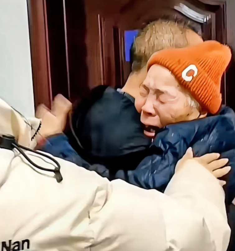 85岁老母亲寻子三天，重逢一刻让人泪目！11月18日，河南郑州一位85岁的老母亲