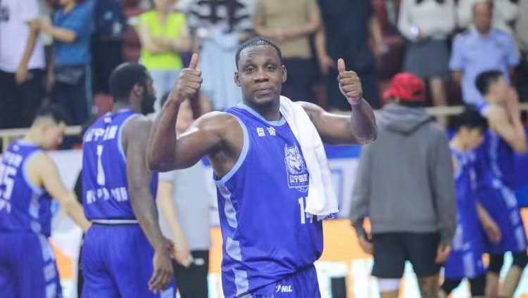 最近前CBA球员哈德森在社交媒体上发文，公开招募NBA外援。
他在社交媒体上写到