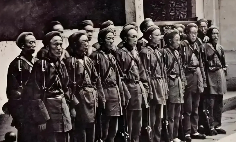 七艘洋轮载着两千多淮军，从安庆出发支援上海，神不知鬼不觉的从太平军眼皮子底下安然