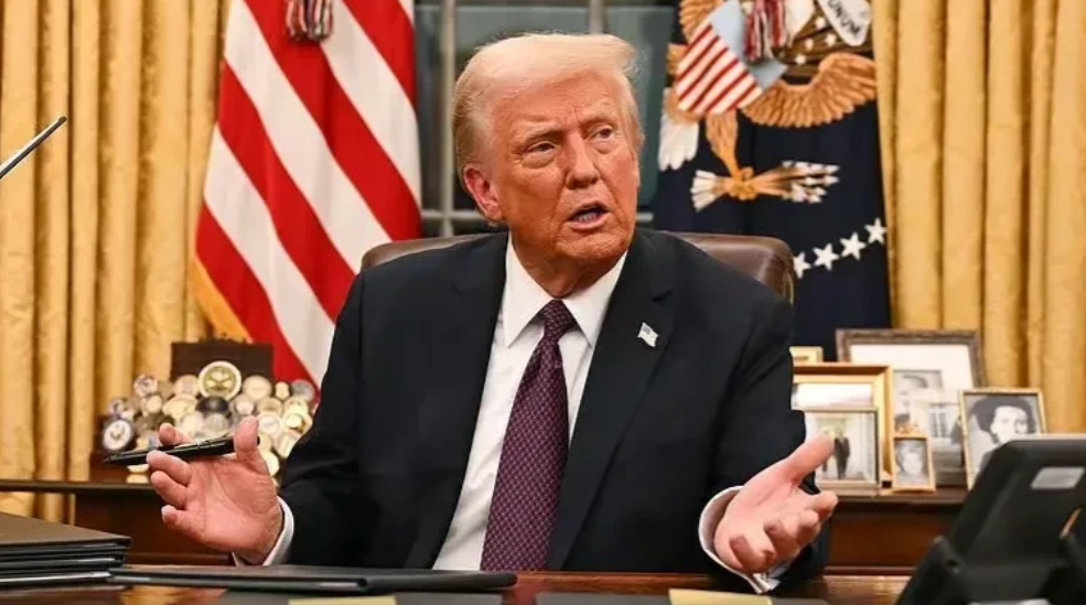 上任第1天想与普京见面，第2天就计划加征中国关税，特朗普很有手段！
根据央视新闻
