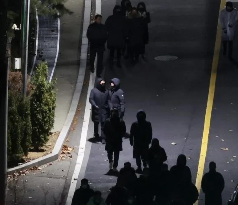 凌晨2点，韩国警方和特别调查处抵达龙山总统府大门外，决定实施尹锡悦的逮捕令，出动