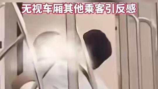 两个男生当众亲热，这种行为真的不分场合