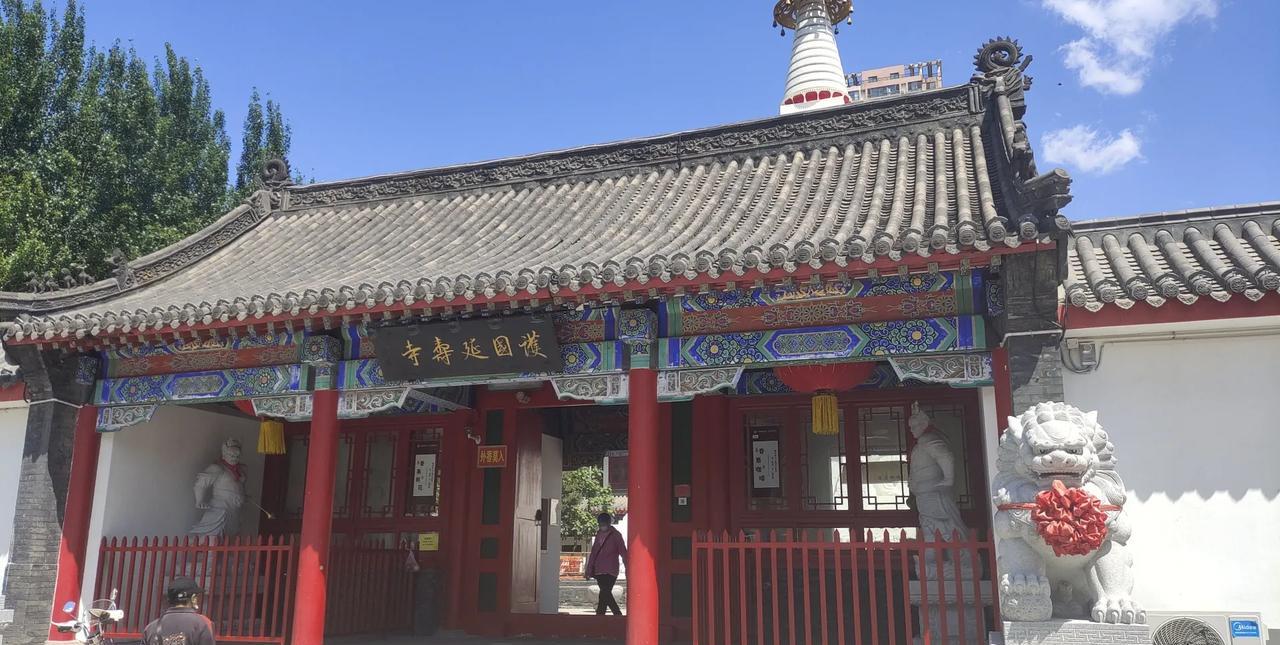  西塔护国延寿寺
位于沈阳市和平区西塔风情街不远的沈阳四塔之一的护国延寿寺，守护