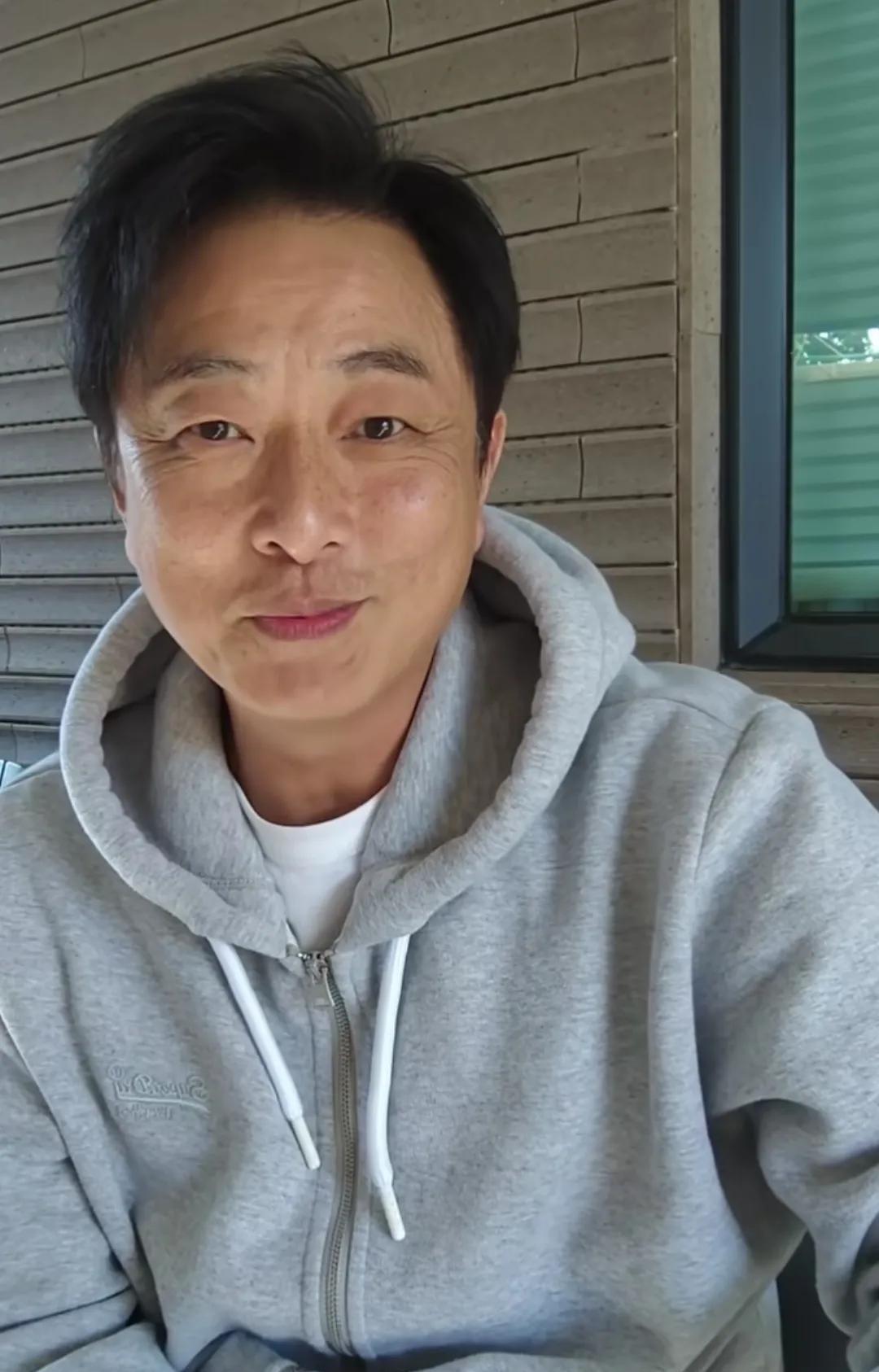 还认得出这位香港帅哥吗？岁月不饶人啊
他年轻的时候，长得俊朗不凡，外形很是出众。
