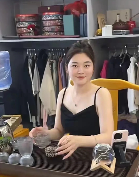“粤港澳3地车牌！”有人就是酸看不得别人好，竟然说被撞劳斯莱斯是租的，睁大钛合金
