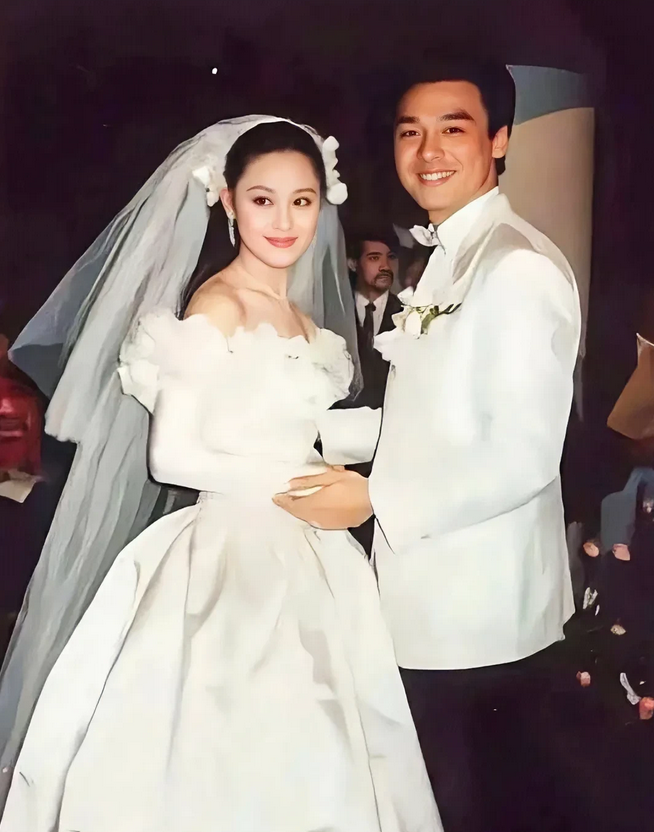 谁能看出来这是80年代的婚礼照片？
现在还有人认识她们嘛？
太漂亮了，比现在的婚