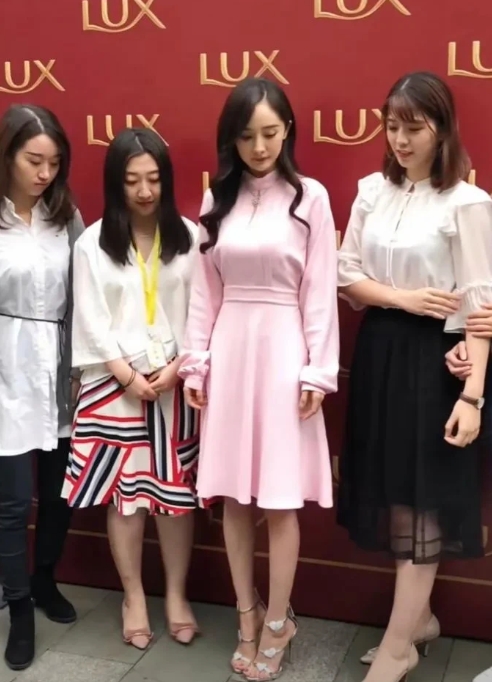 37岁的杨幂真的是冻龄女神
和27岁似的
身材还是那么好
穿着粉裙子娇美可人
颜