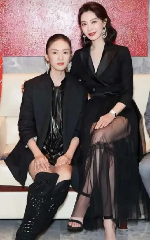 两大美女同框，右边的是陈数，左边这位气质优雅，长的有点儿像章子怡，她的长相要柔和