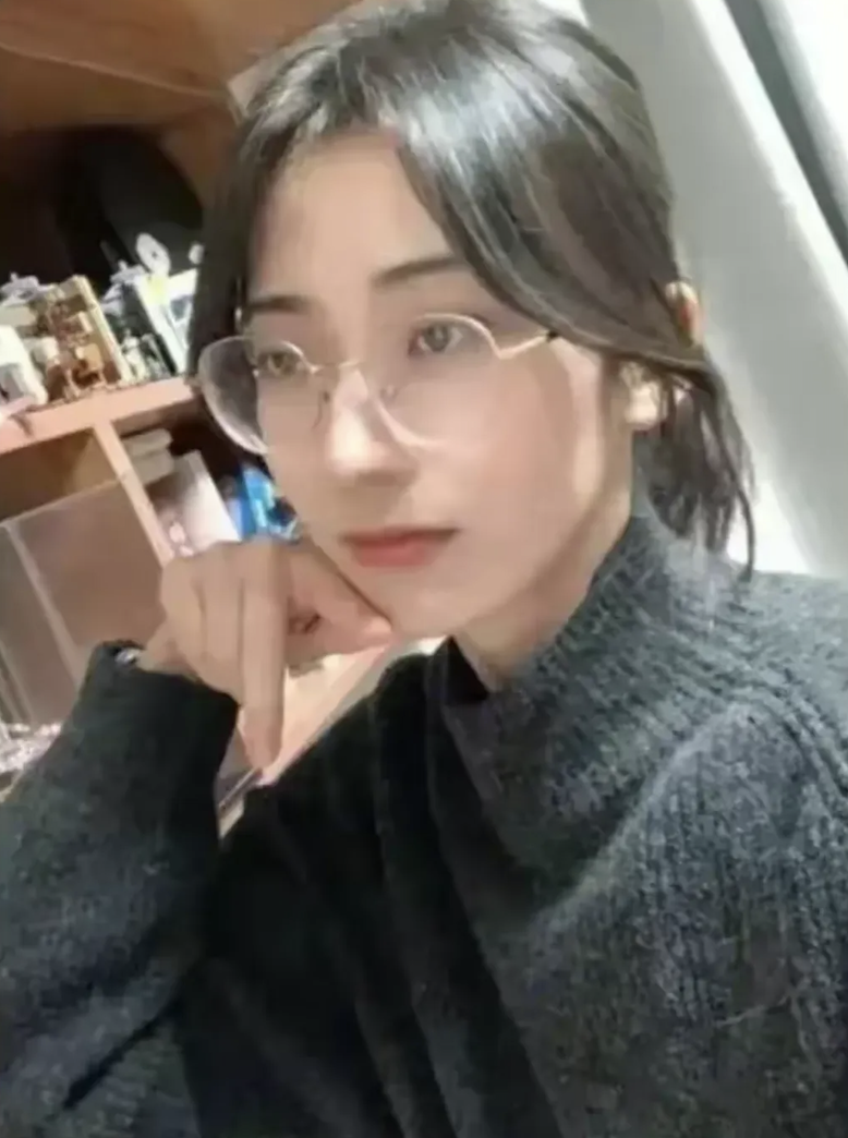 食色性也，可以理解，但不支持，毕竟社会有它的规则底线。女老师找个工作不容易，丈夫