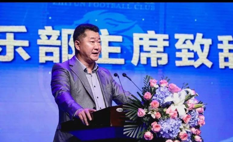 以松弛闻名2024中超赛场的南通支云老板范总入选中足联理事会理事。
好搞笑的一次